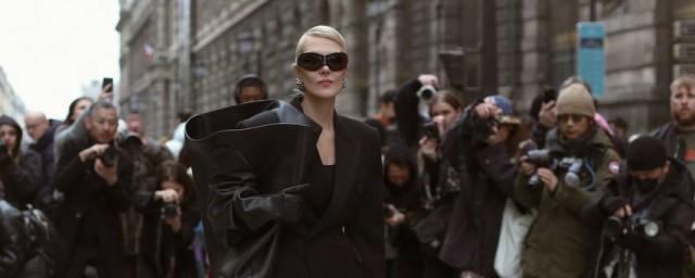 Актриса Рената Литвинова посетила модный показ с сумкой-перчаткой за 323 тысячи рублей