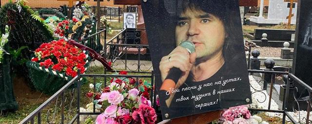 Фанаты заявили о запустении на могиле Осина через два года после смерти
