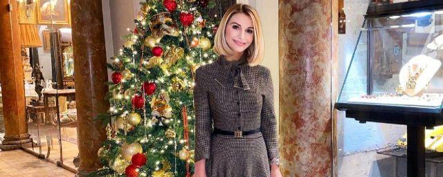 Ольга Орлова наняла помощников, чтобы украсить дом к Новому году